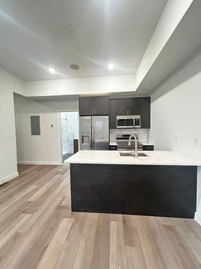 Modern 2-Bedroom, 2-Bath Duplex | Stainless Steel Appliances & In-Unit Laundry – photo 1