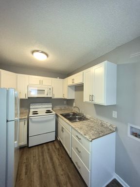 Receive an additional $500 off 1st full month's rent on select units!!!! – photo 1