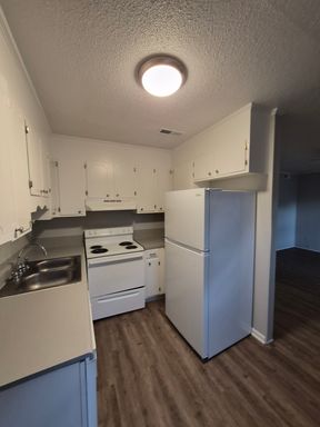 Receive an additional $600 off 1st full month's rent on select units!!!! – photo 1