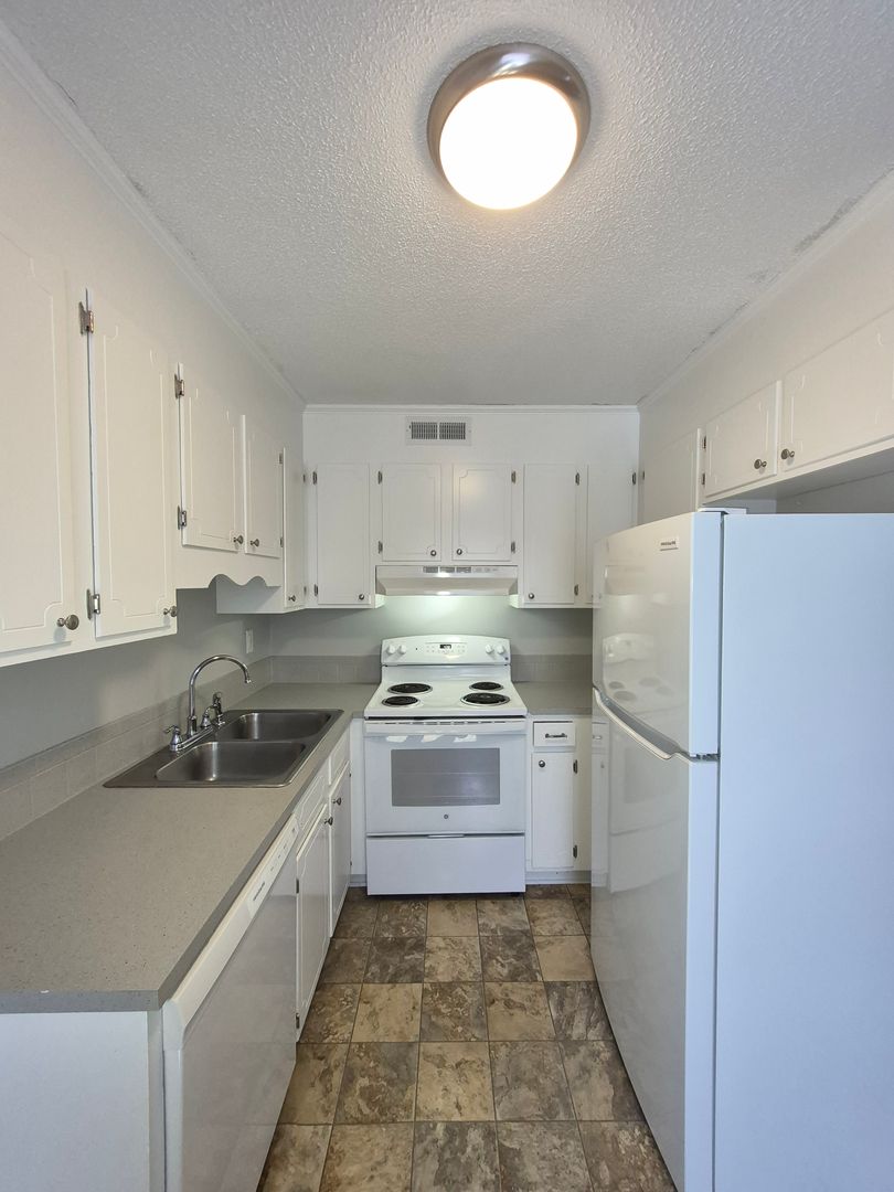 Winston Salem Apartment: 100 West Meadows Dr