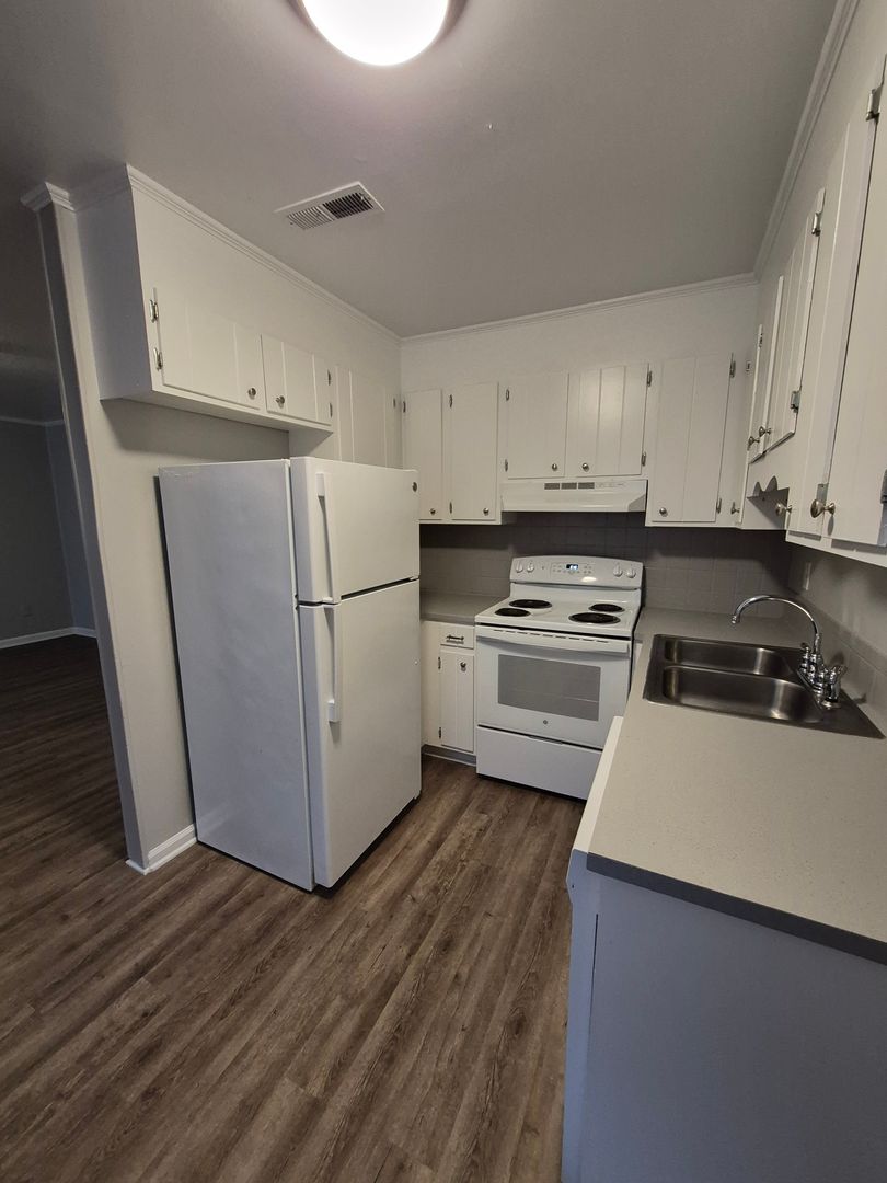 Winston Salem Apartment: 100 West Meadows Dr