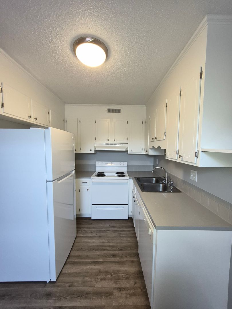 Winston Salem Apartment: 100 West Meadows Dr