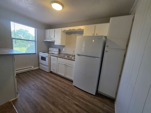 Receive an additional $250 off 1st full month's rent on select units!!!! – photo 1