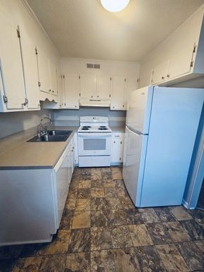 Receive an additional $600 off 1st full month's rent on select units!!!! – photo 1