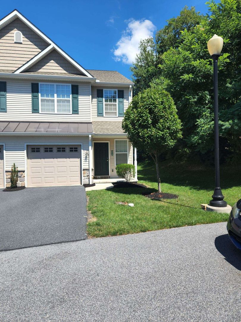 Enola Apartment: 101-509 Villa Vista