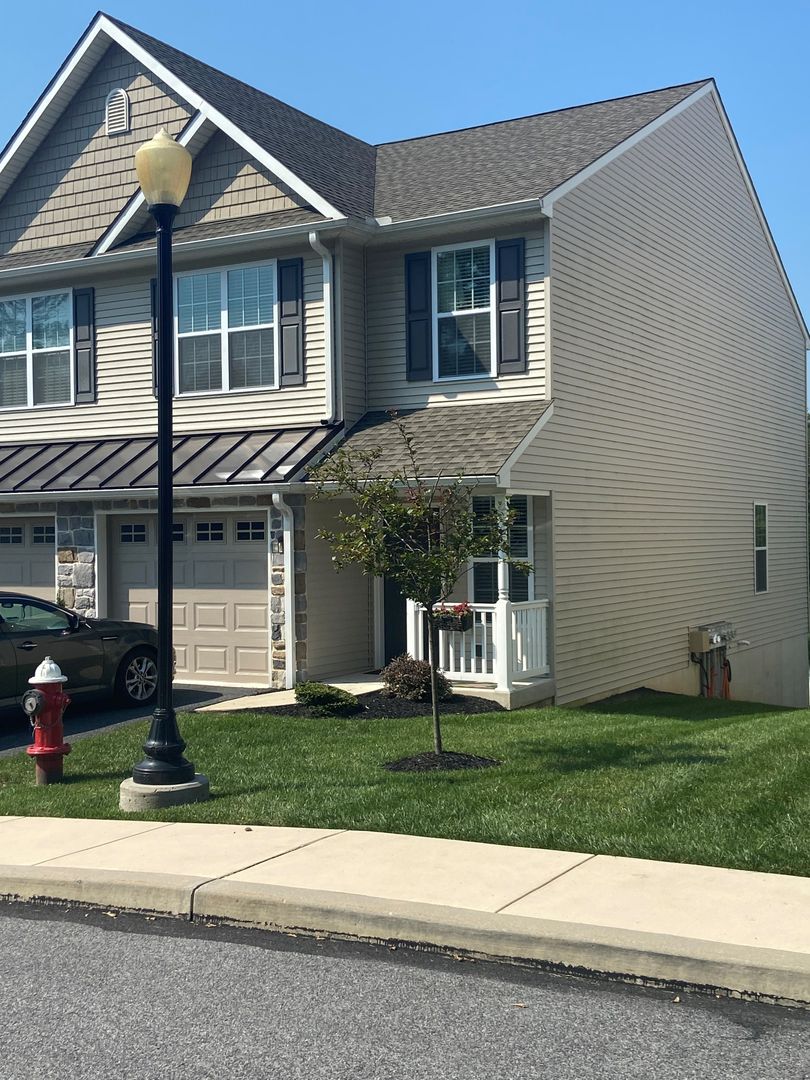 Enola Apartment: 101-509 Villa Vista