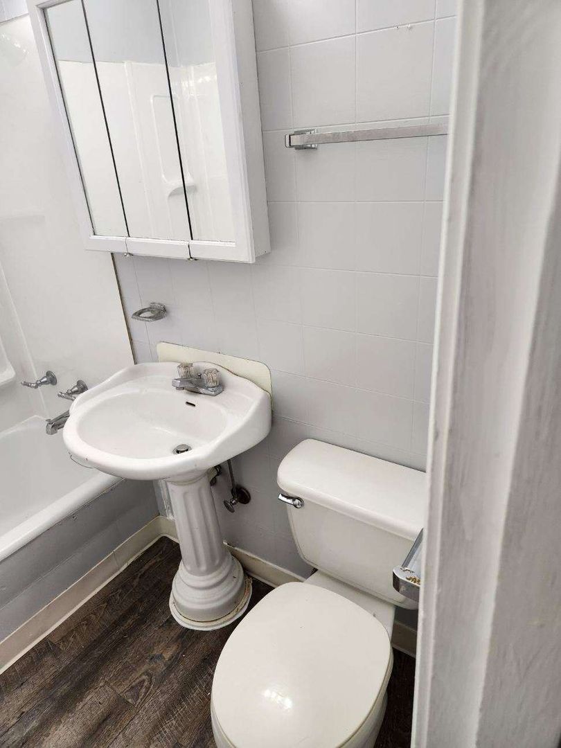 York House: 1080 Kelly Drive