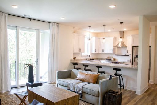 2 Bedroom/2 Bath Fully Furnished Apartment AVAILABLE NOW! – photo 1