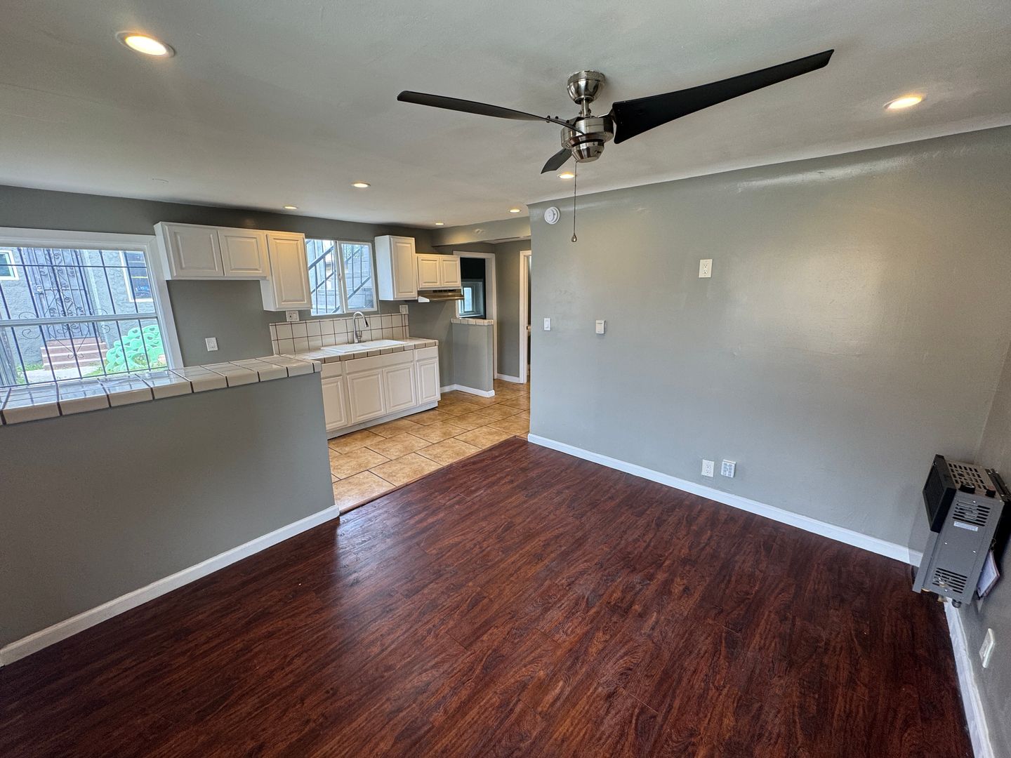 Los Angeles Apartment: 6228 S Van Ness Ave