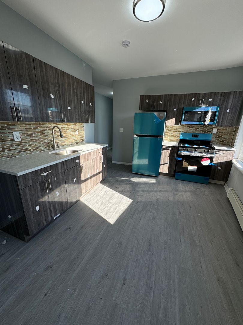 Bridgeport Apartment: 411-425 E Main St