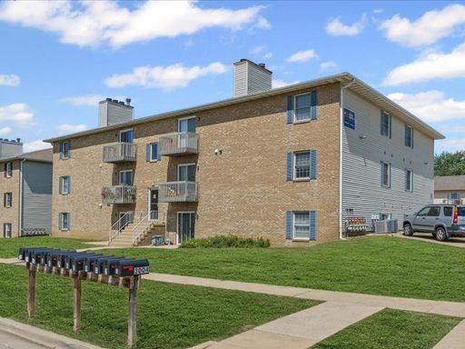Modern Comfort Meets Pet-Friendly Living in East Bloomington – photo 1
