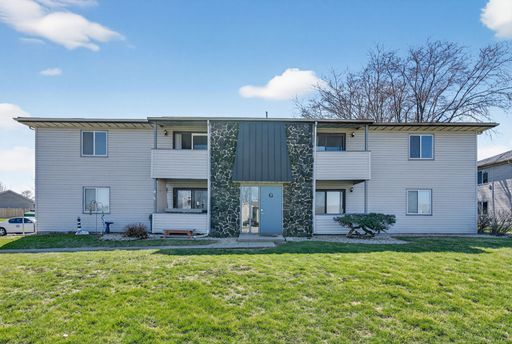 Modern Two Bedroom Apartment in East Peoria's Stratford Arms Community