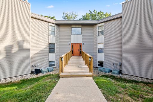 Pet-Friendly 1BR Apartment with Carport and Convenient Location – photo 1