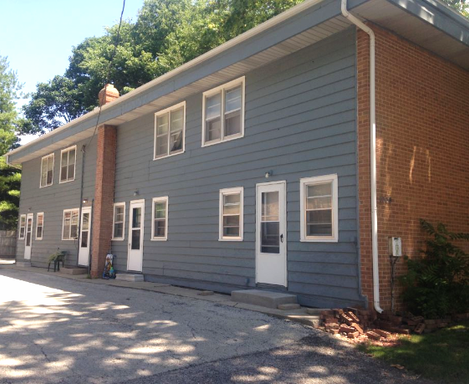 Cozy & Convenient 2-Bedroom Townhome in Prime Bloomington Location! – photo 1