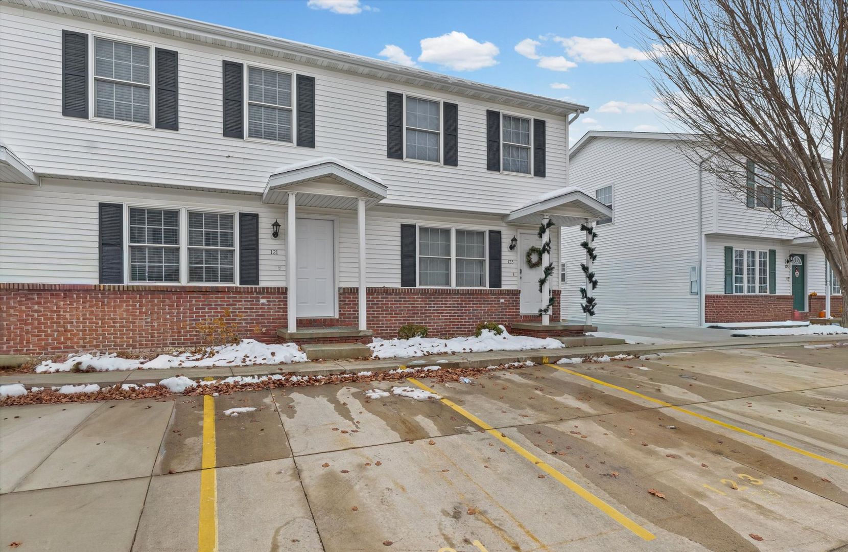 Normal Townhome: 121 Crossing Drive