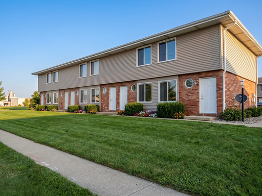 Spacious Townhome in Normal – photo 1