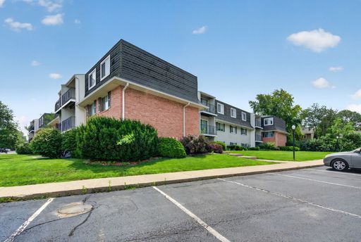 MOVE IN SPECIAL through 7/31/26 -- Security Deposits Starting at $500 – photo 1