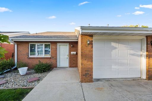 Spacious 2 Bedroom Apartment with Garage in Minonk