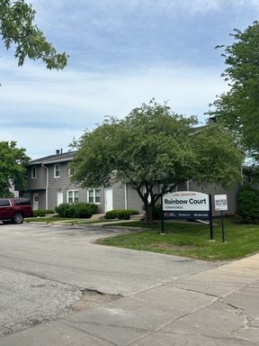 North Normal 2-Bedroom Apartment Near Dining and Shopping – photo 1