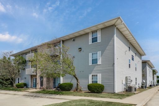 2-Bed, 2-Bath Apartment with Fireplace & In-Unit Laundry – Prime East Bloomington Location – photo 1
