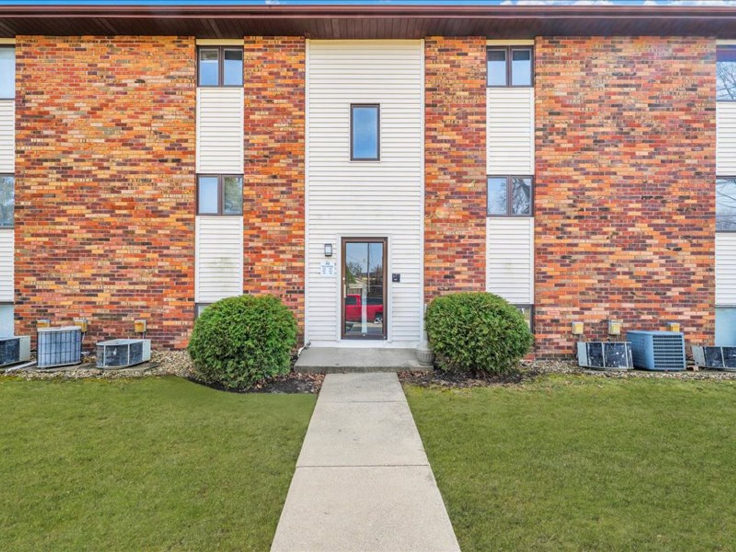 Bloomington Apartment: 8 Ross Drive