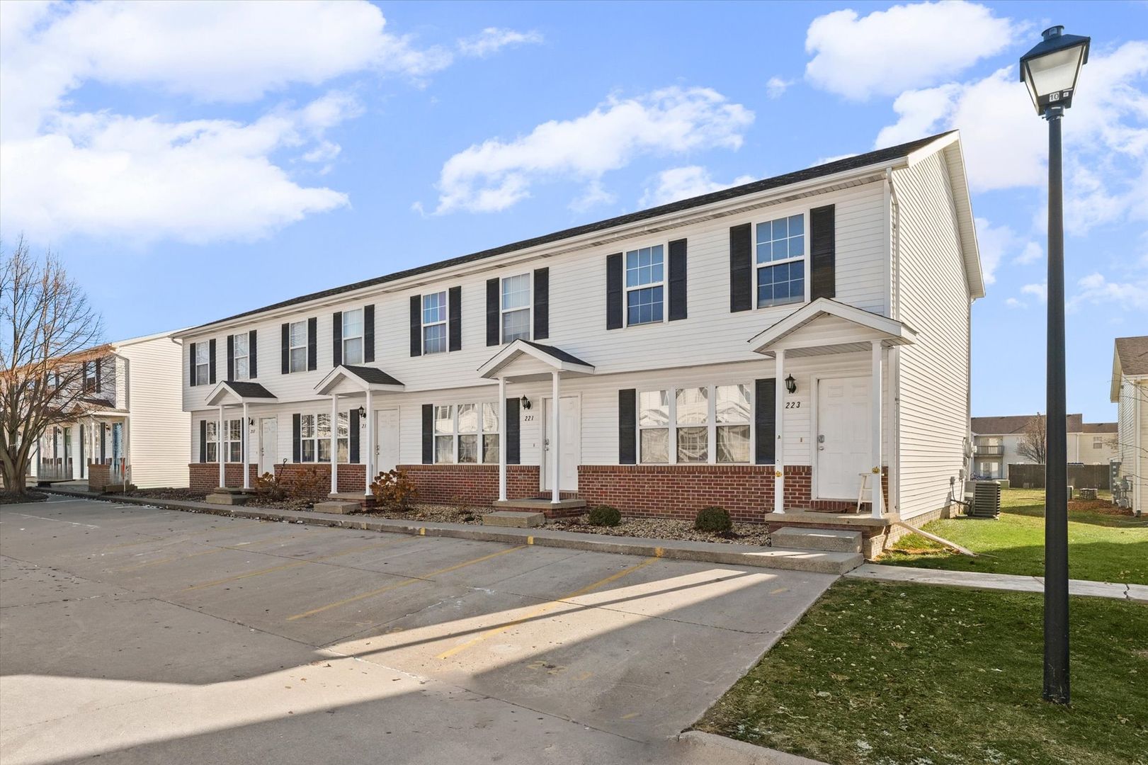 Normal Townhome: 207 Crossing Drive