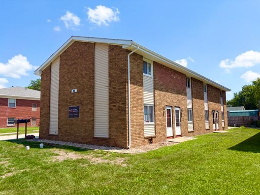 Spacious 2 Bedroom Townhome with Private Entrance and In-Unit Laundry – photo 1