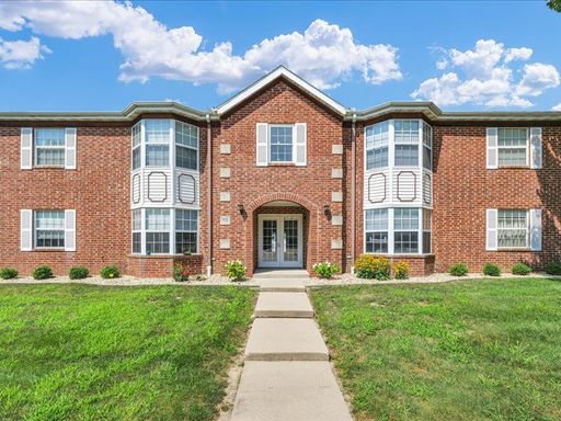 Updated 1-Bed with In-Unit Laundry and Outdoor Storage Options – photo 1