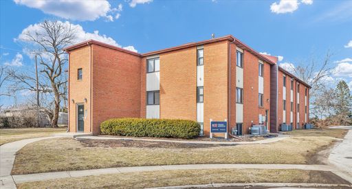 Discover Comfortable 2-Bedroom Living in a Prime Location – photo 1