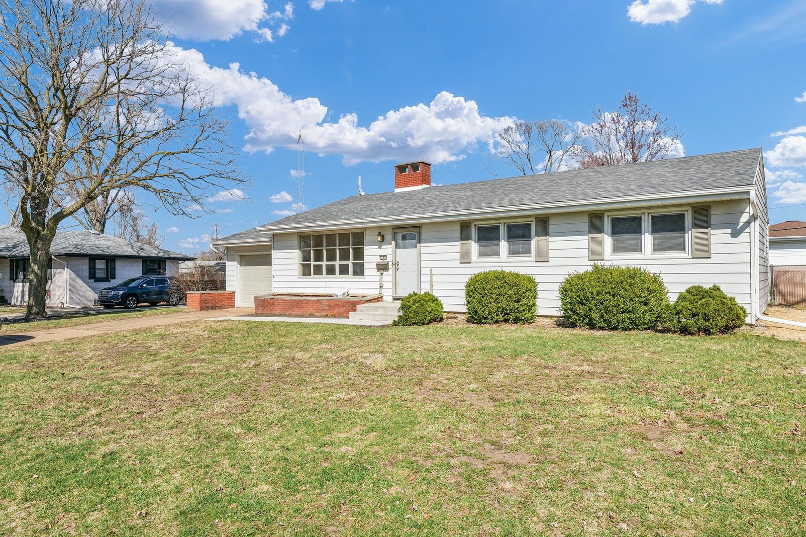 Bloomington House: 220 Ivanhoe Way