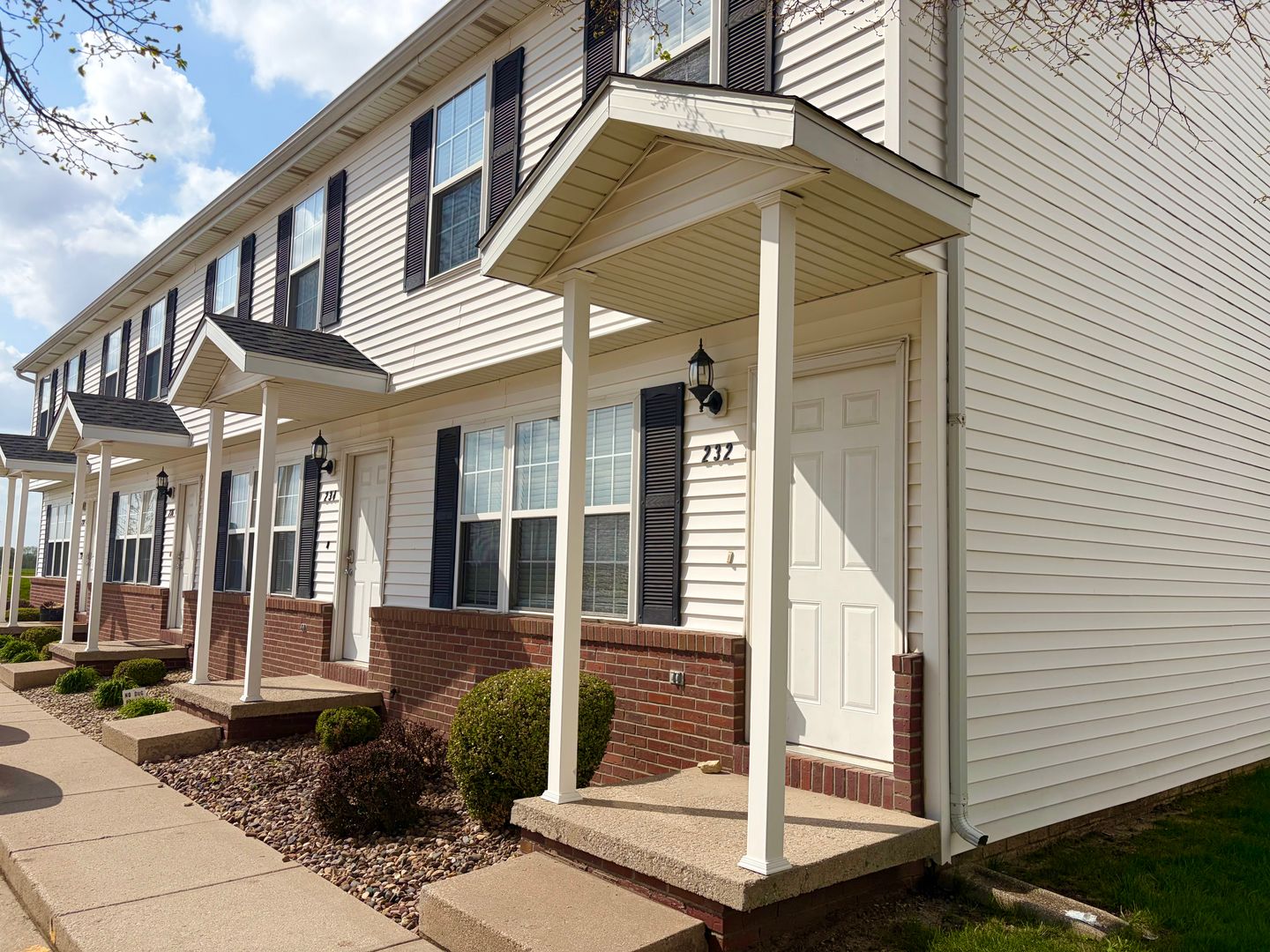 Normal Townhome: 228 Crossing Drive