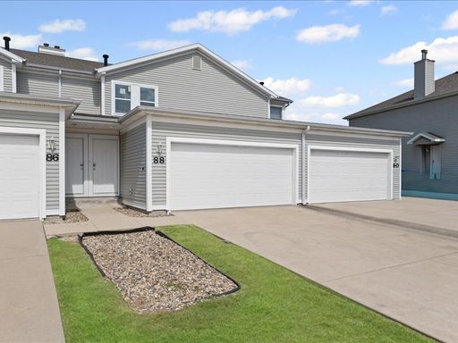Lovely Spacious 3-Bedroom Townhome – photo 1