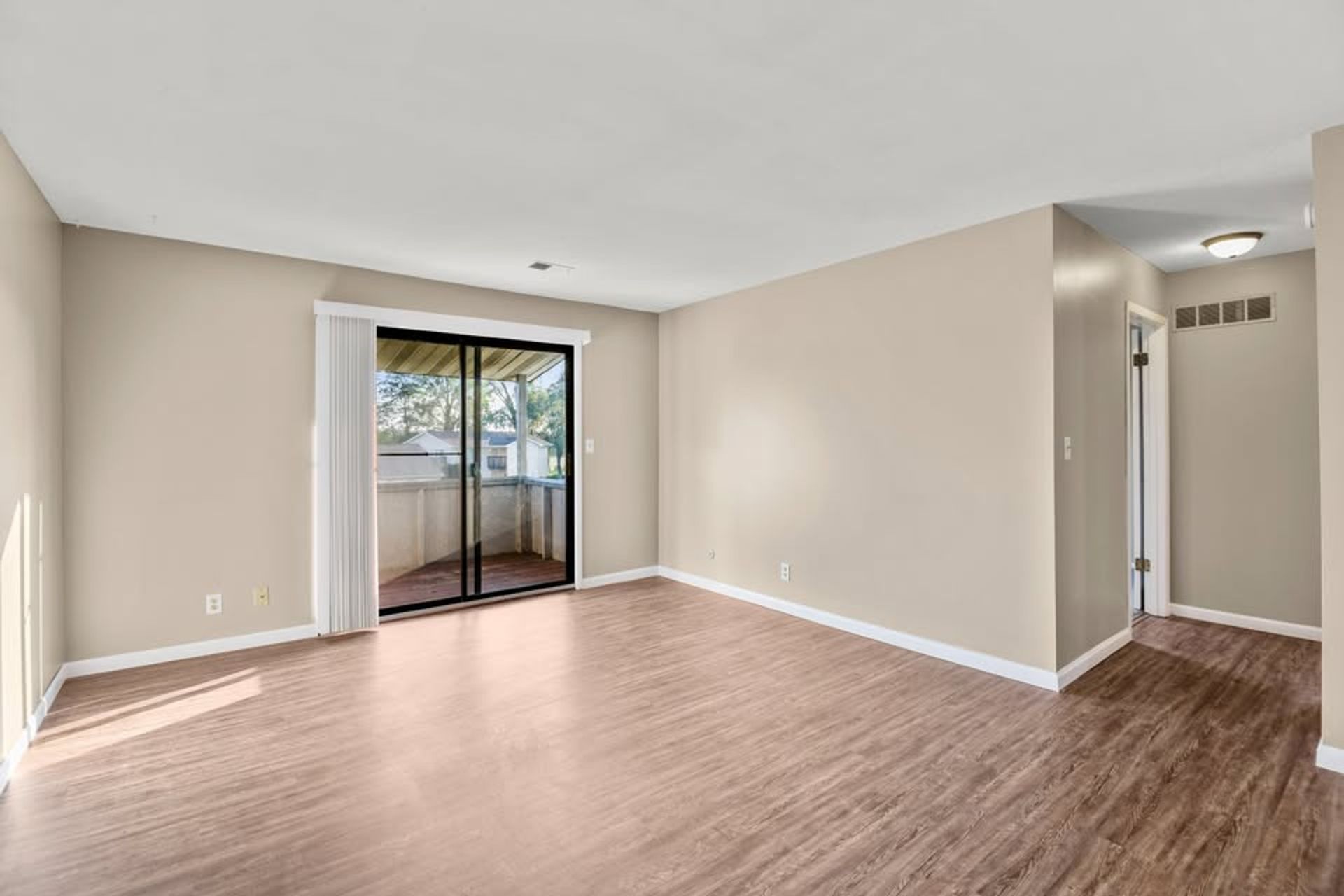 East Peoria Apartment: Stratford Arms Apartments