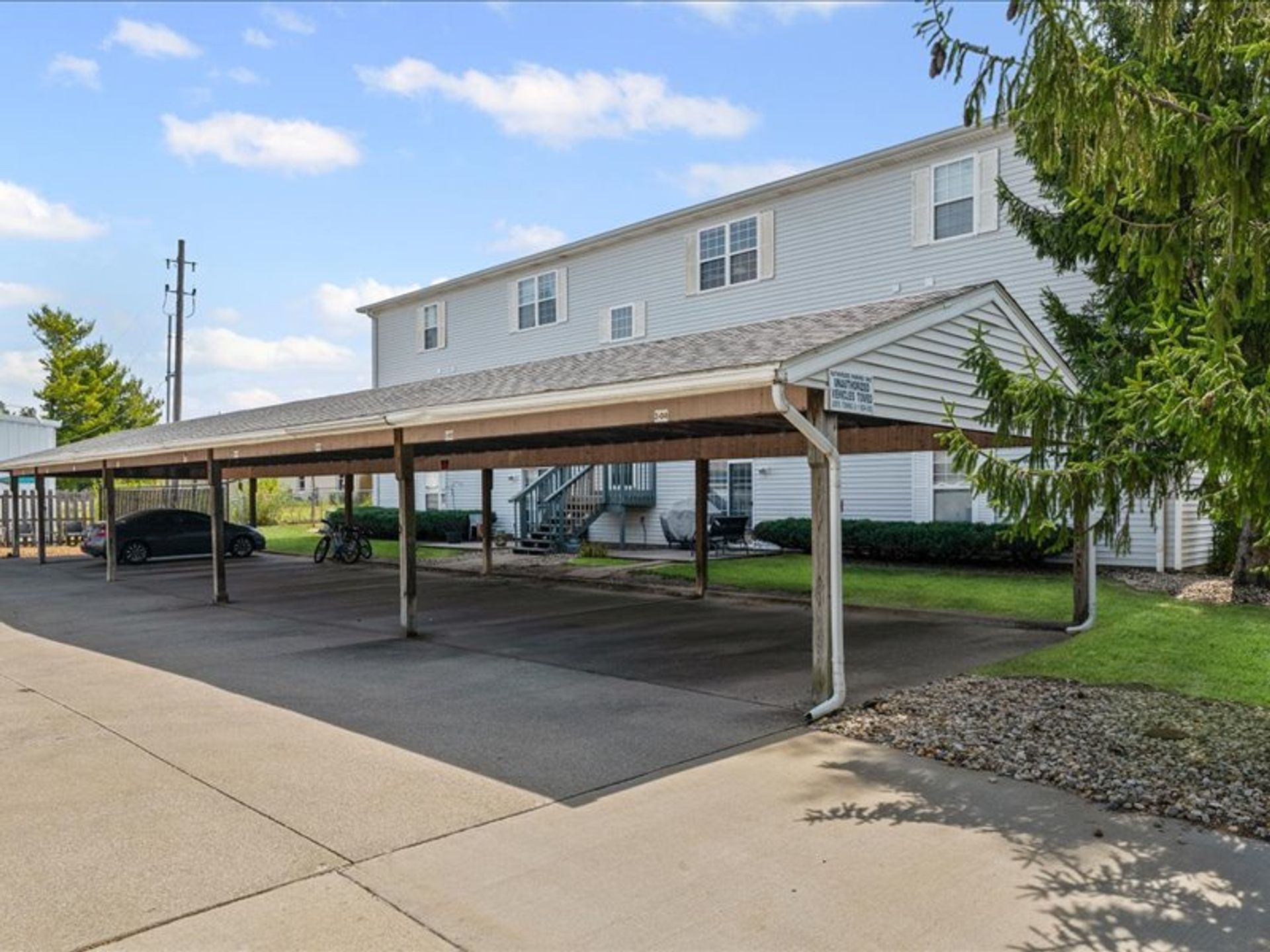 Bloomington Apartment: 108 Oak Creek Plaza