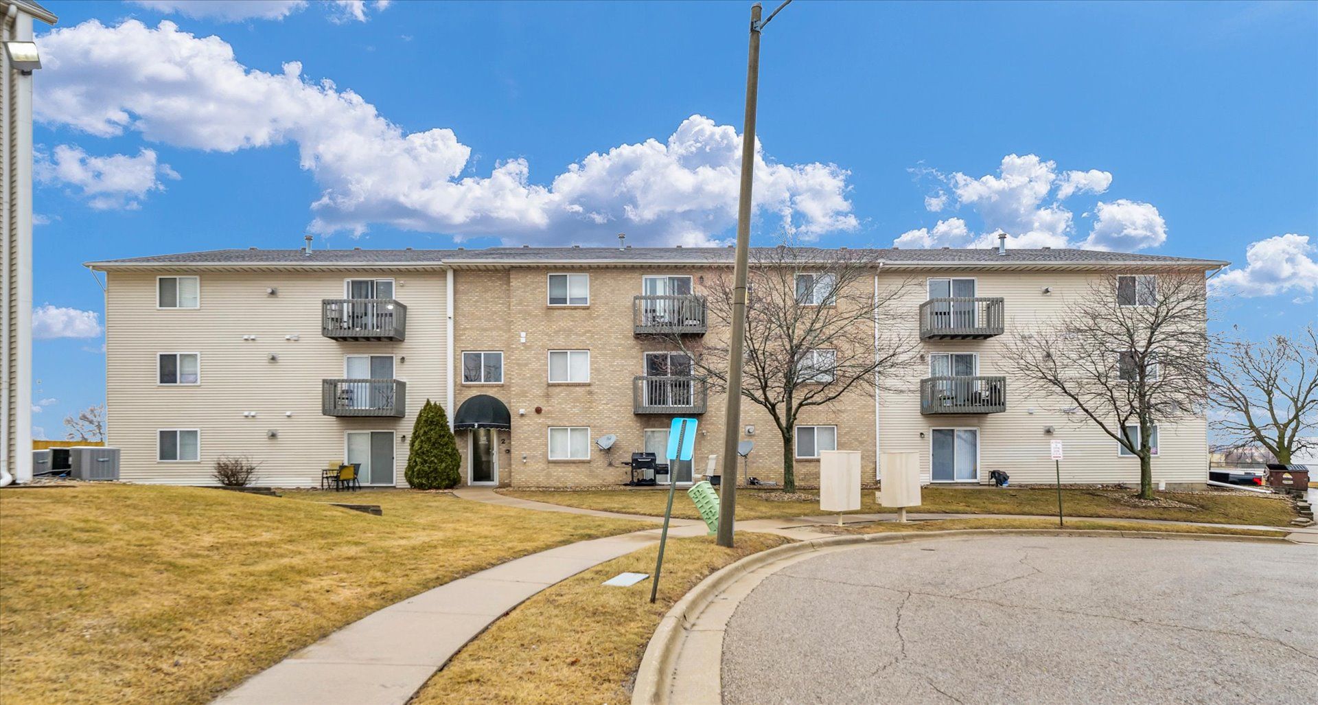 Bloomington Apartment: 1-6 Rainbow Circle