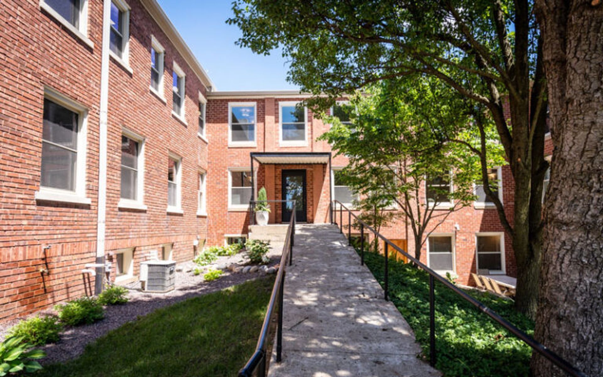 Elmwood Apartment: 101 N. Rose St