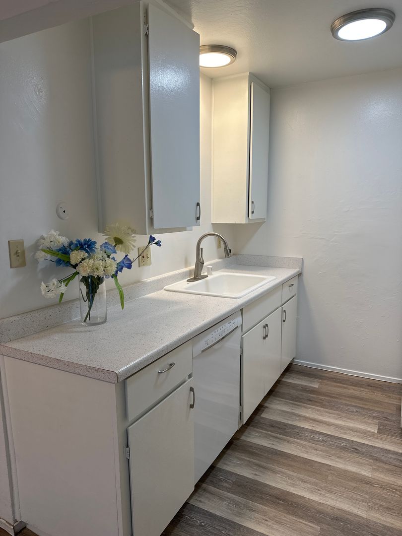 Woodland Apartment: 613 2nd Street