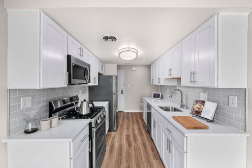 Bright 1BR Blaire with Private Patio | 791 SF – photo 1