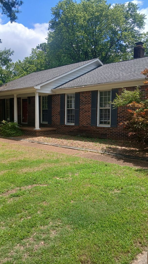 Jackson House: 253 Chickering Rd