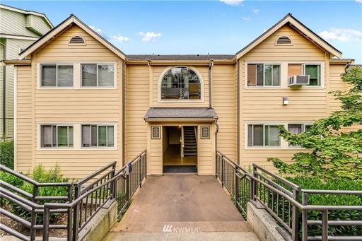 Bellevue - Spacious 2 Bedroom / 2 Bath Corner Condo Unit C1 **Pool and Gym!** – photo 1