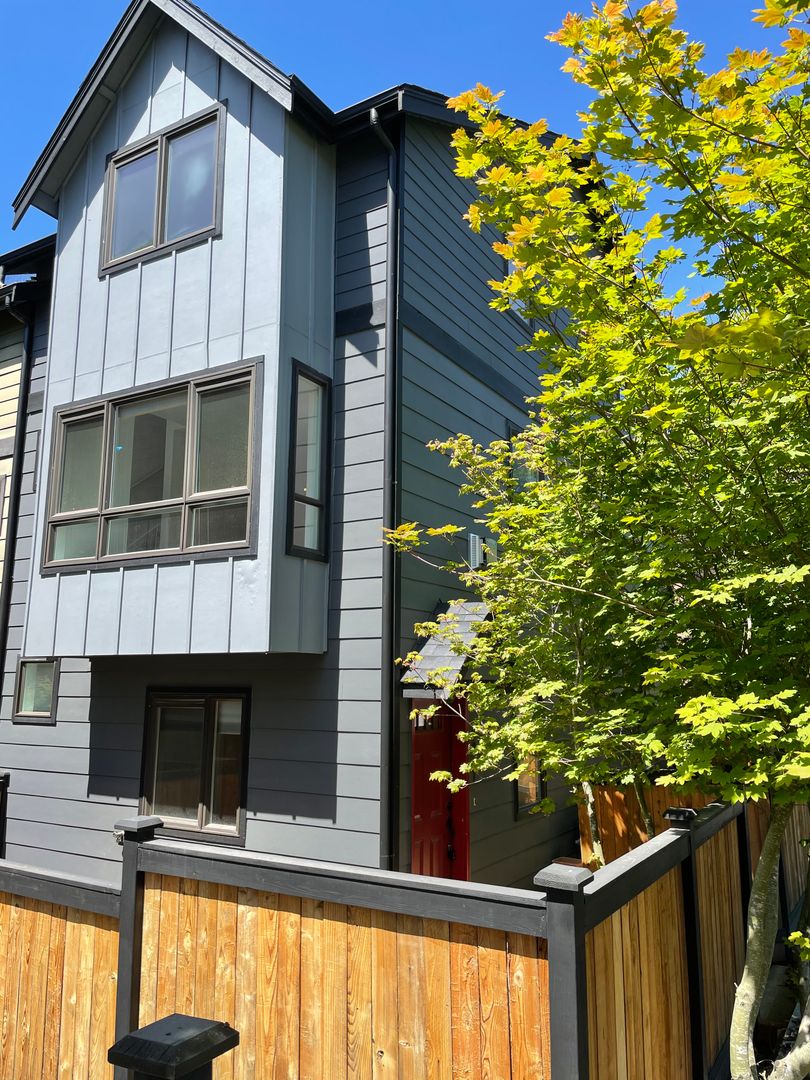 Seattle House: 5947 Delridge Way SW