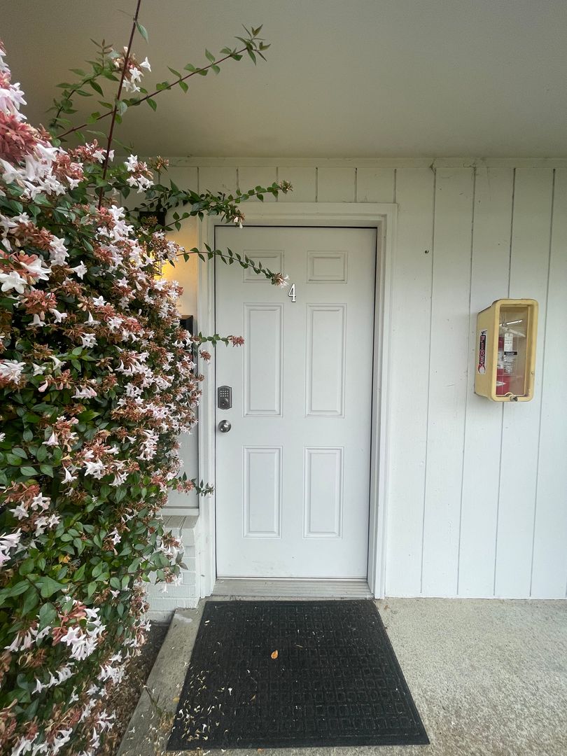 Kirkland Apartment: 515 16th Ave W