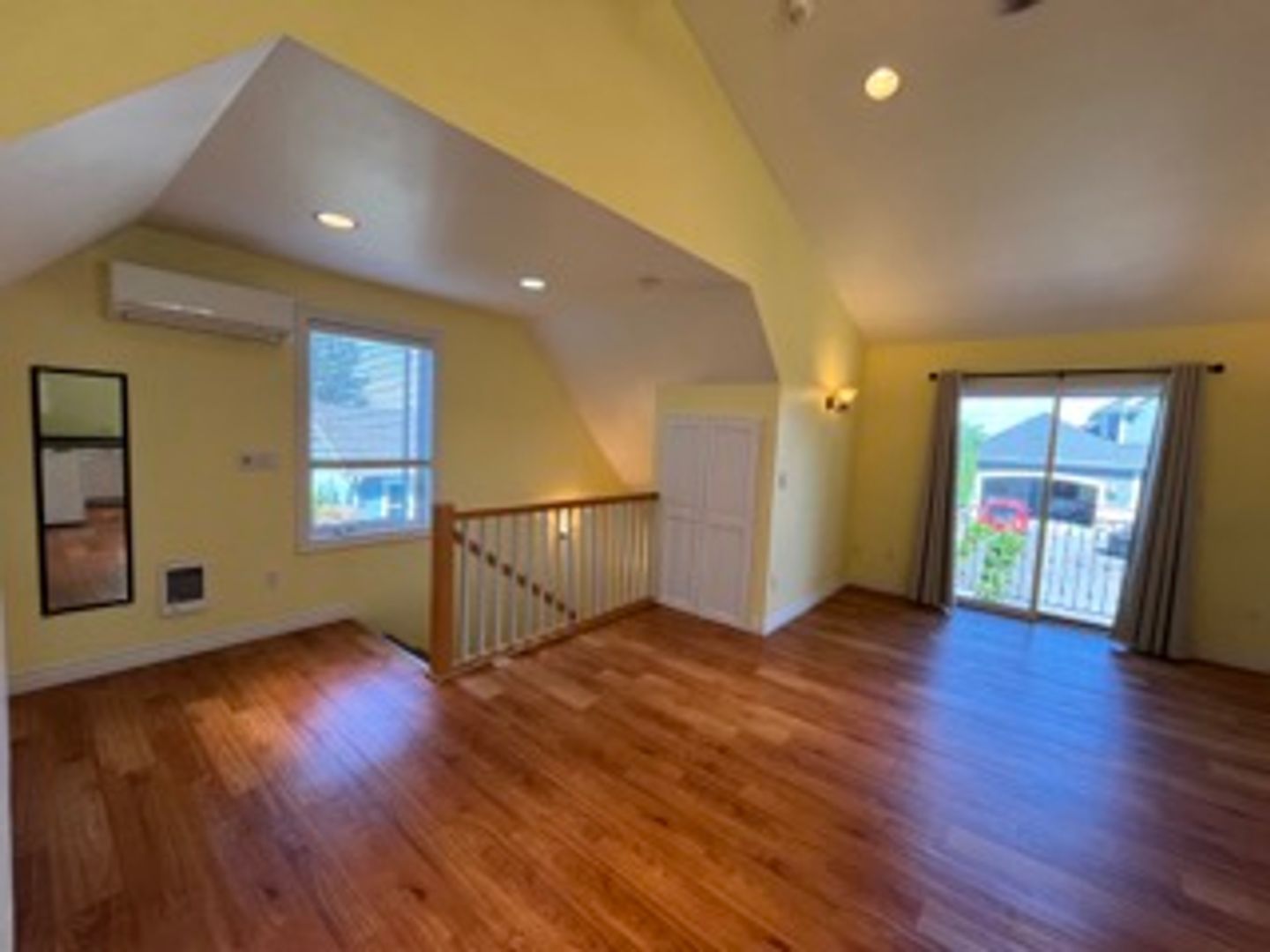 Seatac House: 21012 Military Rd S