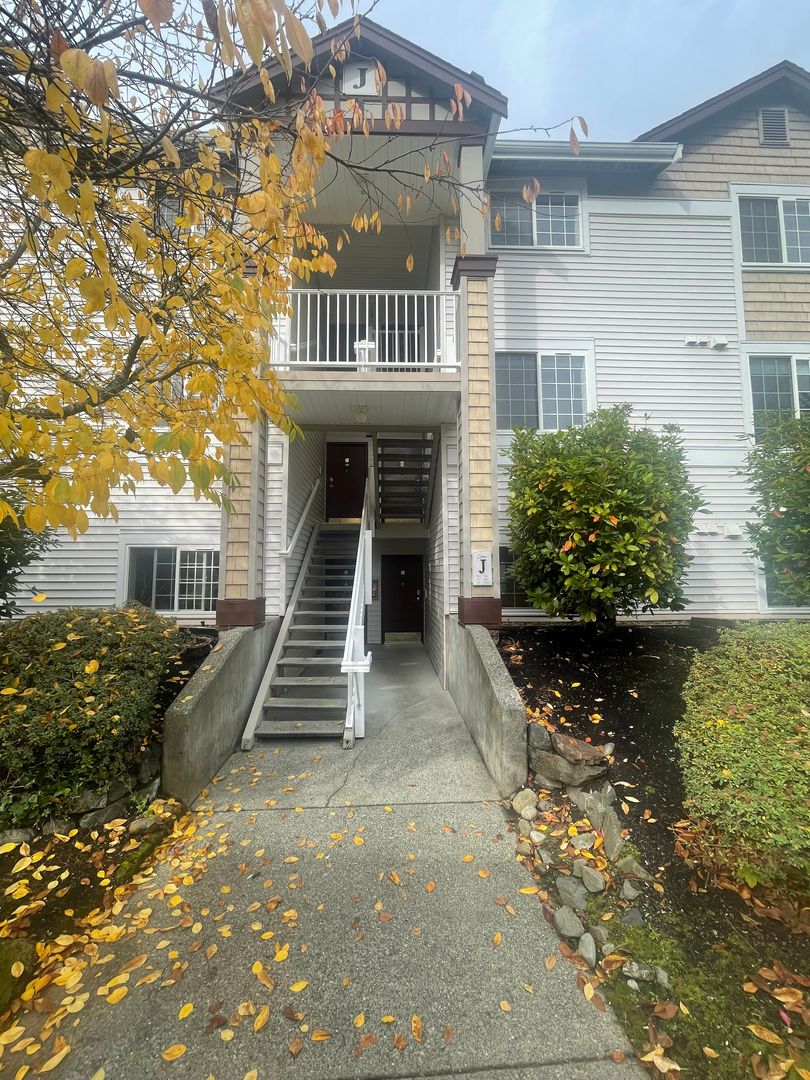 Sammamish House: 25235 SE Klahanie Blvd, Unit J102