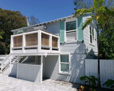 Top Floor Vaulted Ceilings 1 Bed 1 Bath Steps from the Beach!! Very Charming!!! – photo 1