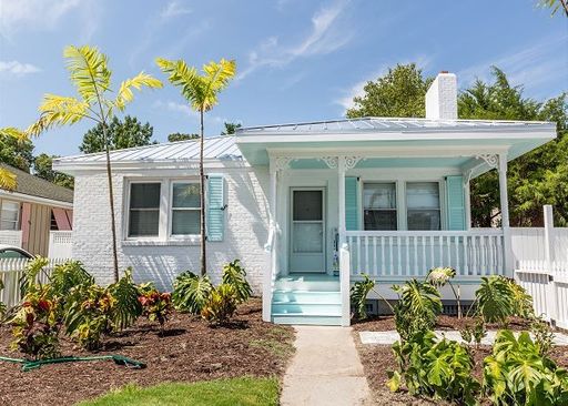 Fully Furnished 3 Bedroom 1 block and a half from the beach – photo 1