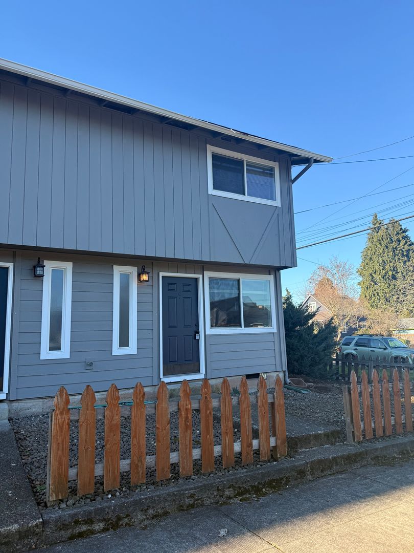 vancouver Apartment: 1514 Daniels Street