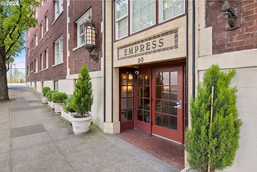 Cozy Studio Centrally Located in Downtown Portland! One Month Free For August Move In! – photo 1