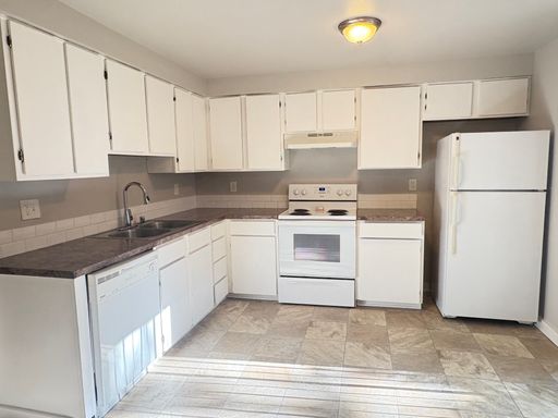 Spacious 2 Bedroom Small Quiet Community! Pet Friendly! New Paint! New Flooring! New appliances! Great Location! – photo 1