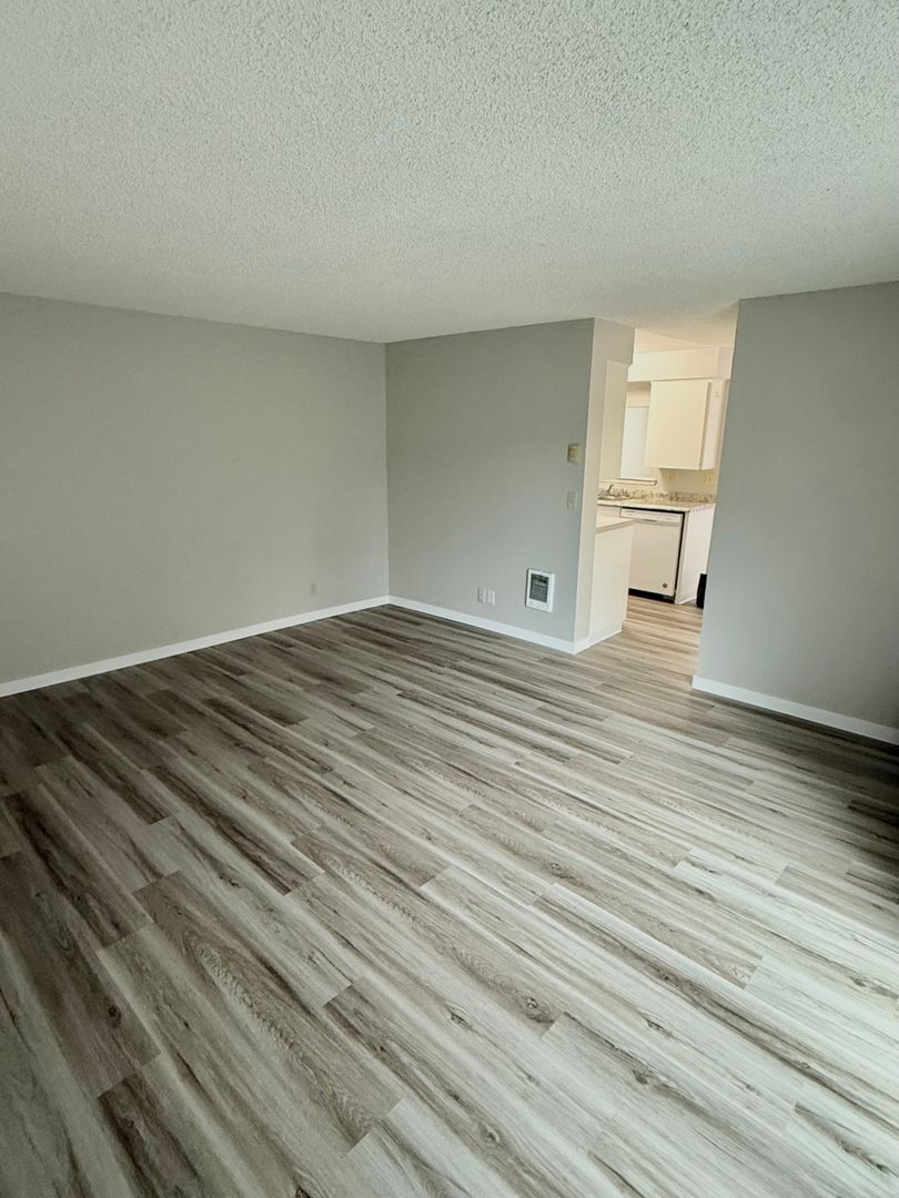 ZhH608 - R Street Apts